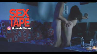 Söpö koulutyttö poikaystävänsä kanssa